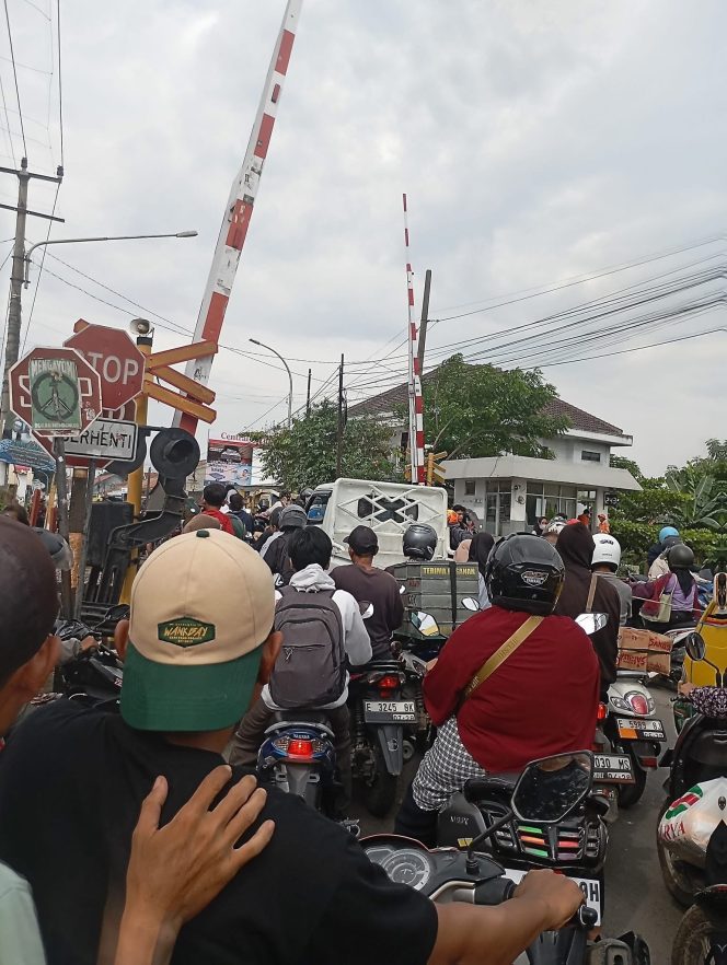 
 KEMACETAN DI CILEDUG, WARGA CIREBON TIMUR USULKAN PENGADAAN BUS KARYAWAN!